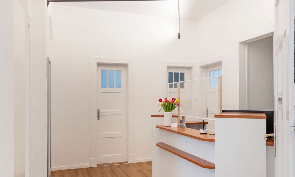 Skyline Beleuchtung im Empfangsbereich überkreuzt installiert