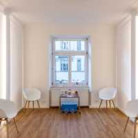 Wartezimmer Sonderanfertigung Wandaufbau Element mit indirekter Beleuchtung