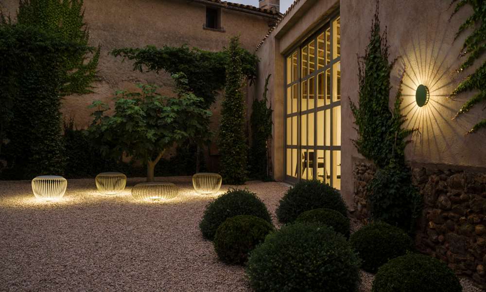 Innenhofbeleuchtung  VIBIA Meridiano Stehleuchte 4710 und 4715 sowie Wandbeleuchtung mit 4720